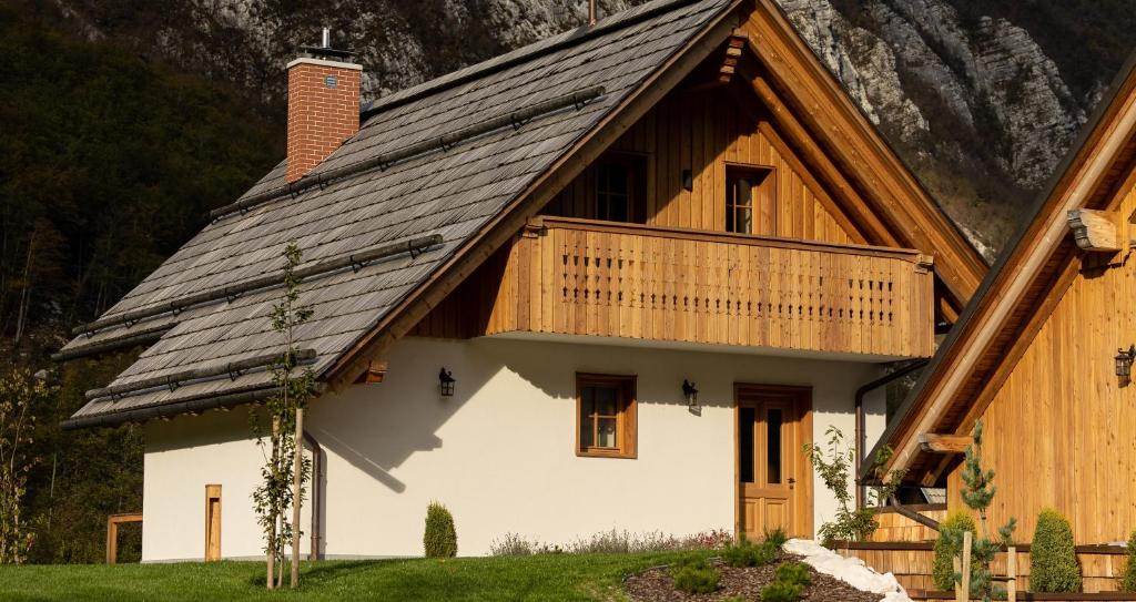 博希尼PRIVILLAGE Stare - Villa & Chalet的一座带木屋顶和阳台的房子