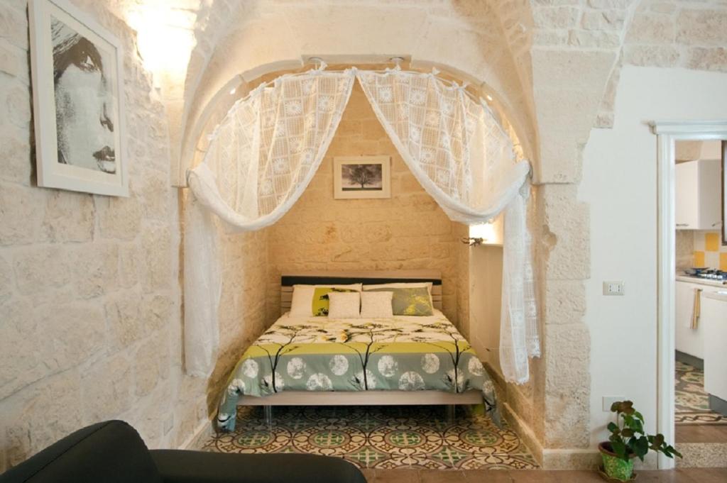 切列梅萨皮卡曼玛卡拉公寓的卧室配有一张石墙床