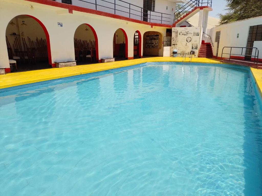 伊察Hotel Casa Sol的游轮上的大型游泳池