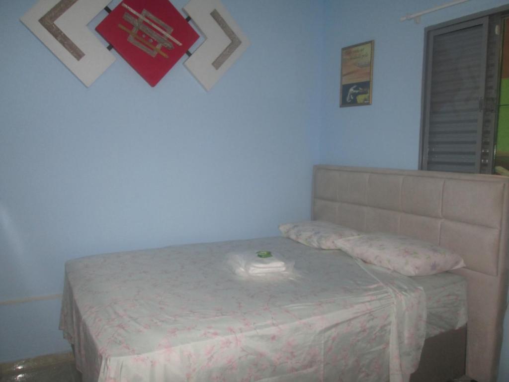 波苏斯-迪卡尔达斯Recanto das Rosas的一张位于带床垫和窗户的房间的床铺