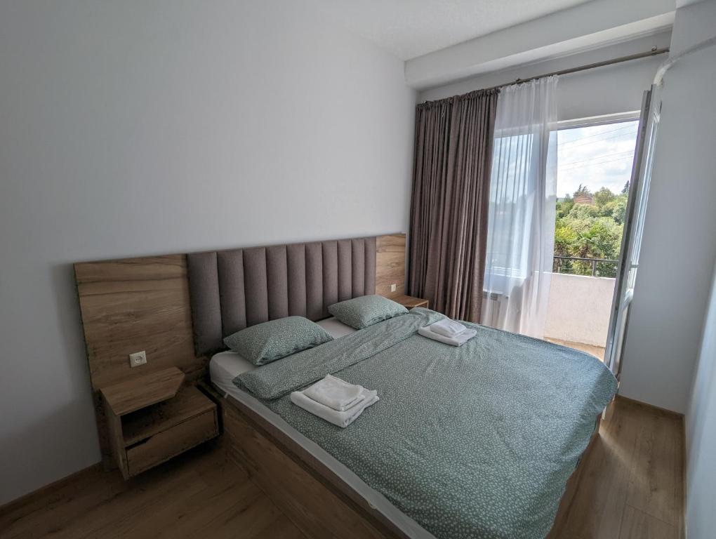 库塔伊西Brand new apartment in Kutaisi的一间小卧室,配有一张带窗户的床