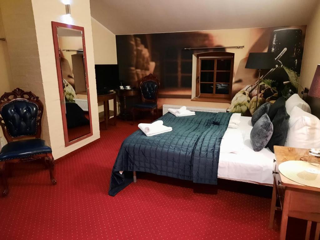 Borcz粮仓酒店的酒店客房,配有床和镜子
