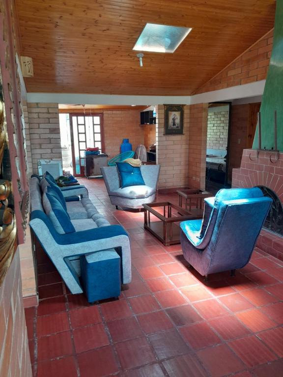 派帕Villa pinzon的天井上配有沙发和椅子的房间