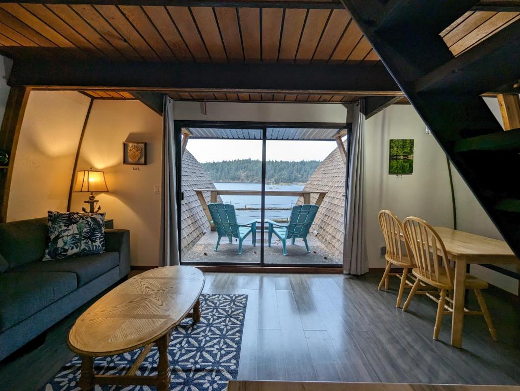 Heriot BayJade Resort-Oceanfront Suites in Gowlland Harbour的客厅配有沙发和桌椅
