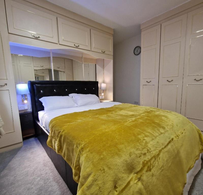 Delightfully & Spacious Guest House in Farnworth客房内的一张或多张床位