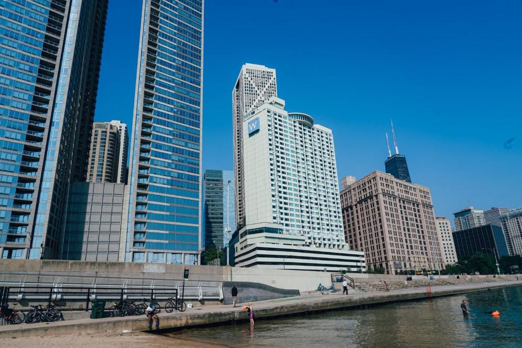 芝加哥芝加哥W酒店 - 湖滨的一座高楼高大的城市,水体