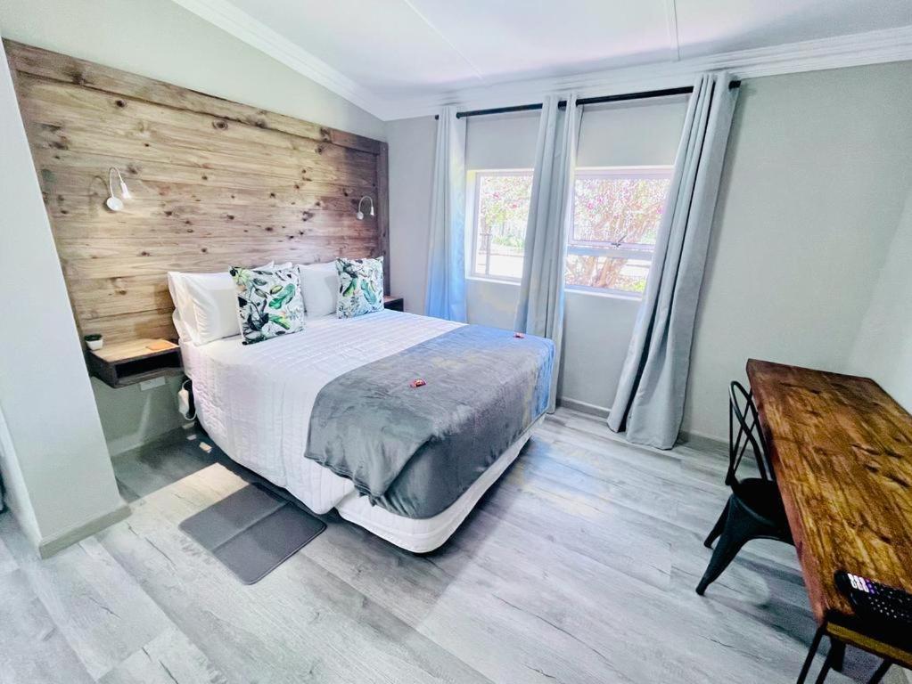 昆斯敦Madeira Bed的一间卧室设有一张床和木墙
