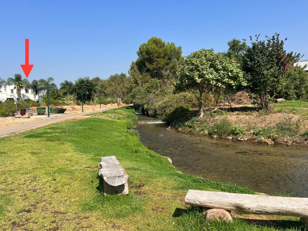 哈戈什里姆שפיגל קו ראשון לנחל-Hagoshrim,הגושרים的一条河,在路边的草上放长凳