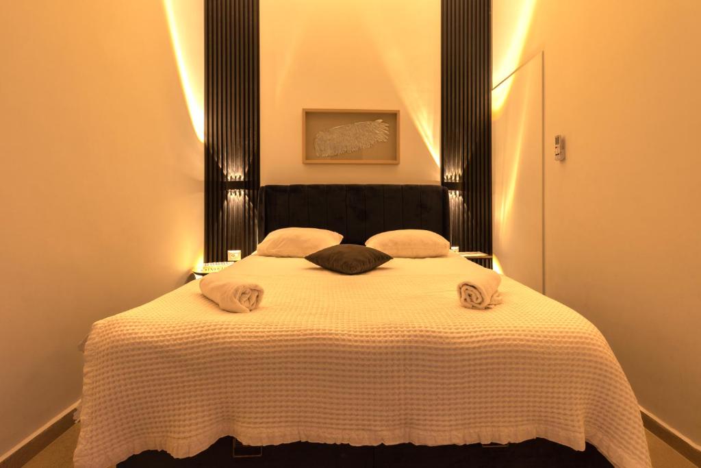 埃拉特La suite eilat的一间卧室配有一张床,上面有两条毛巾