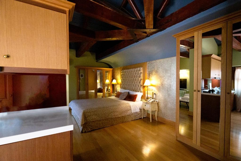 罗希姆诺Civitas Suites Hotel的卧室配有一张床