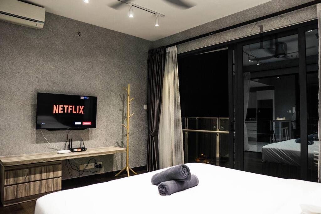 努沙再也【Almas Puteri Harbour Suites 편안한 Stellar Suite】Netflix ︽ 100Mbps的一间卧室设有一张床、一台电视和一个窗口。