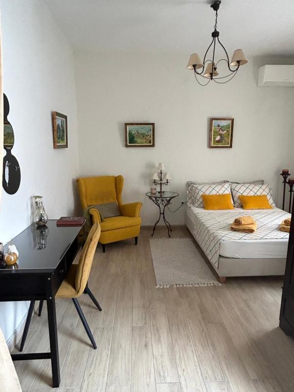 雅典Cozy house with backyard at Iraklio Attikis的客厅配有沙发和桌子