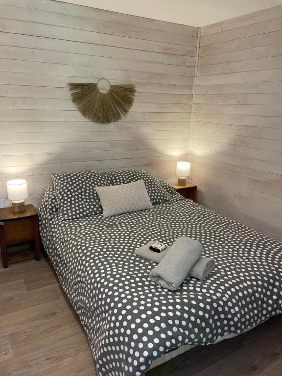 克隆斯奥蒙特德Chambre d'Hôtes du Vieux Collonges的一间卧室配有一张带两盏灯的黑白床。