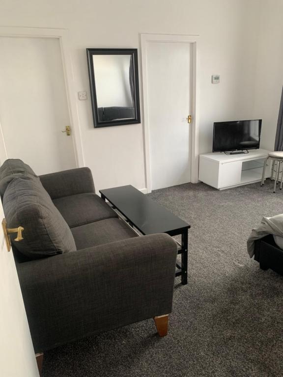 阿什顿下安林恩New 2 bedroom Apartment in Greater Manchester的带沙发和电视的客厅