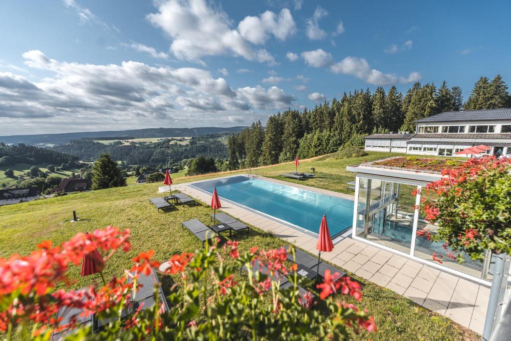 伦茨基希塞格宏酒店的一座鲜花盛开的小山上带游泳池的房子