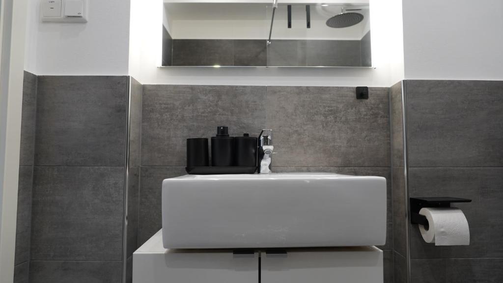伍珀塔尔Luxuriös & Sehr Zentral in Wuppertal的浴室设有白色水槽和镜子