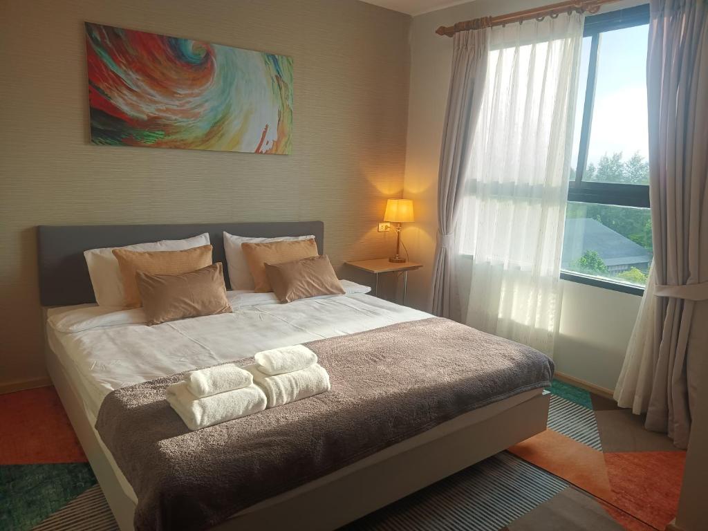 Ban Thalat Choeng ThaleBangtao - Laguna center, 1BR, Near Laguna Center的一间卧室配有一张床,上面有两条毛巾