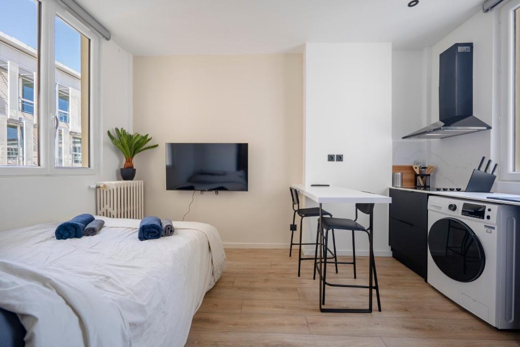 Renovated Studio walking distance to Paris&#x7684;&#x7535;&#x89C6;&#x548C;/&#x6216;&#x5A31;&#x4E50;&#x4E2D;&#x5FC3;