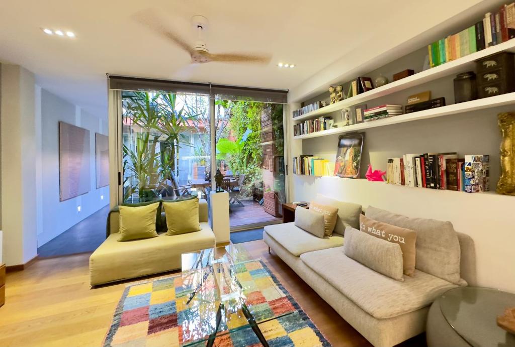 巴塞罗那ArtlifeBCN Urban Oasis Apartment的客厅配有两张沙发和一张玻璃桌