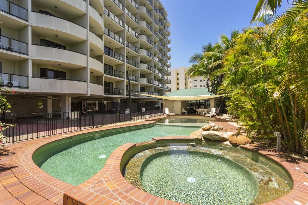 汤斯维尔Aligned Corporate Residences Townsville的公寓大楼前的游泳池