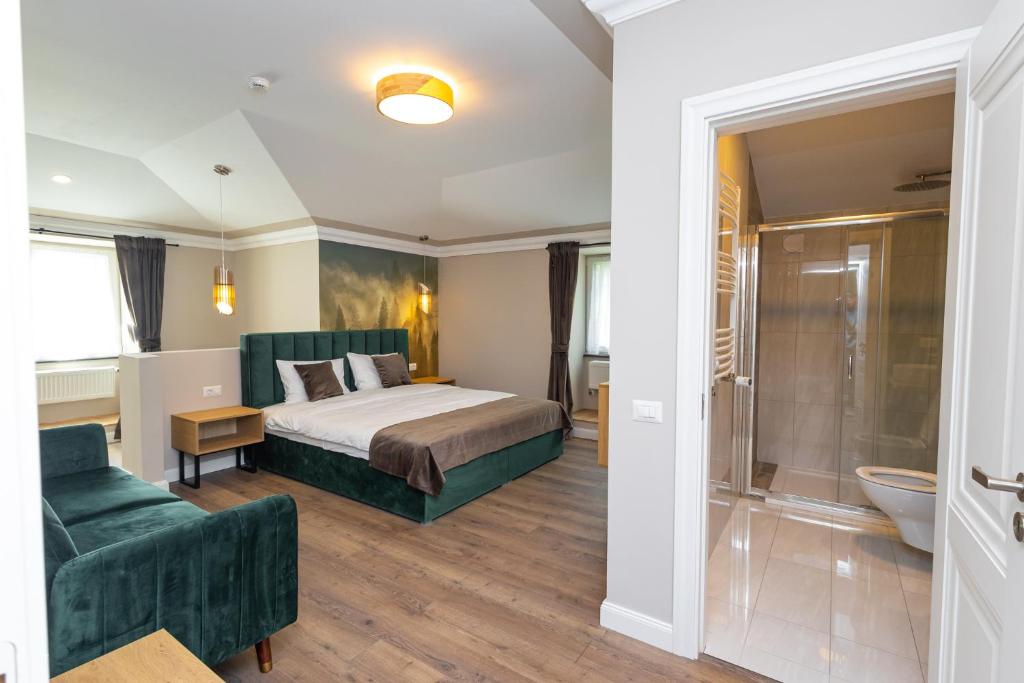 坎普朗莫道尼斯B59 BOUTIQUE HOTEL的一间酒店客房 - 带一张床和一间浴室