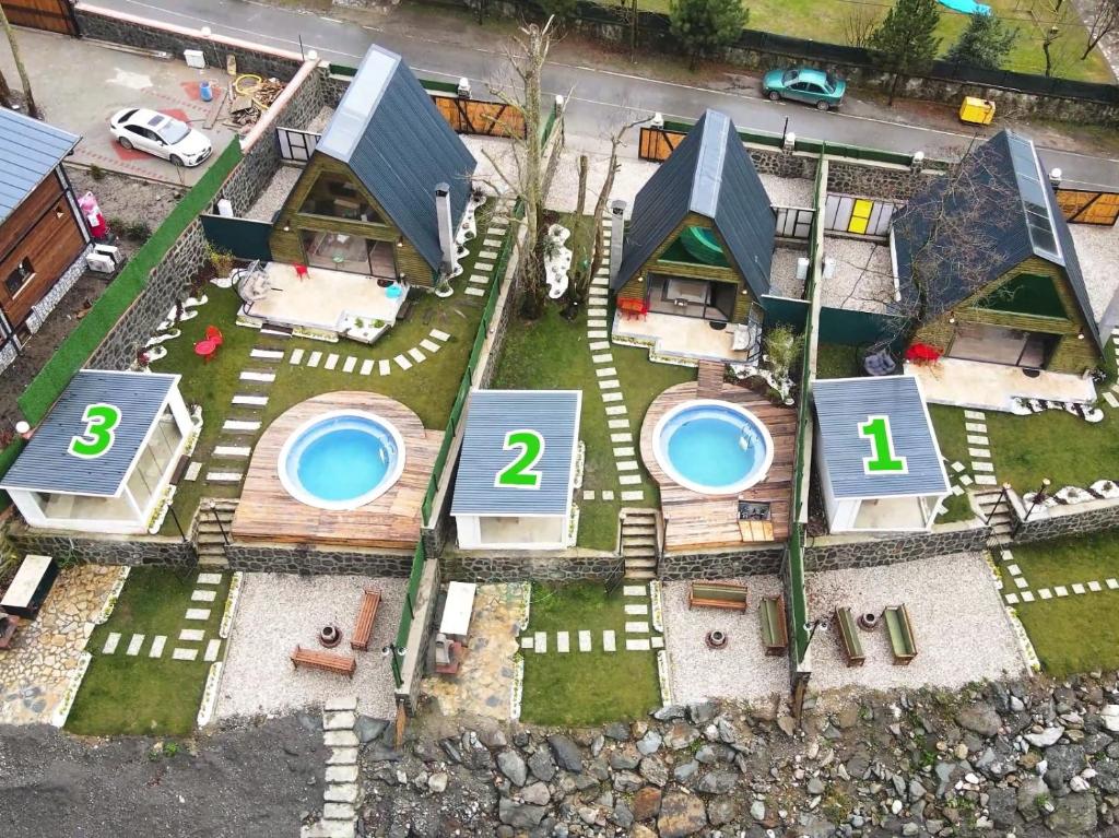 萨卡里亚Sapanca Sudere Bungalov 2的享有带2个游泳池的房屋的空中景致