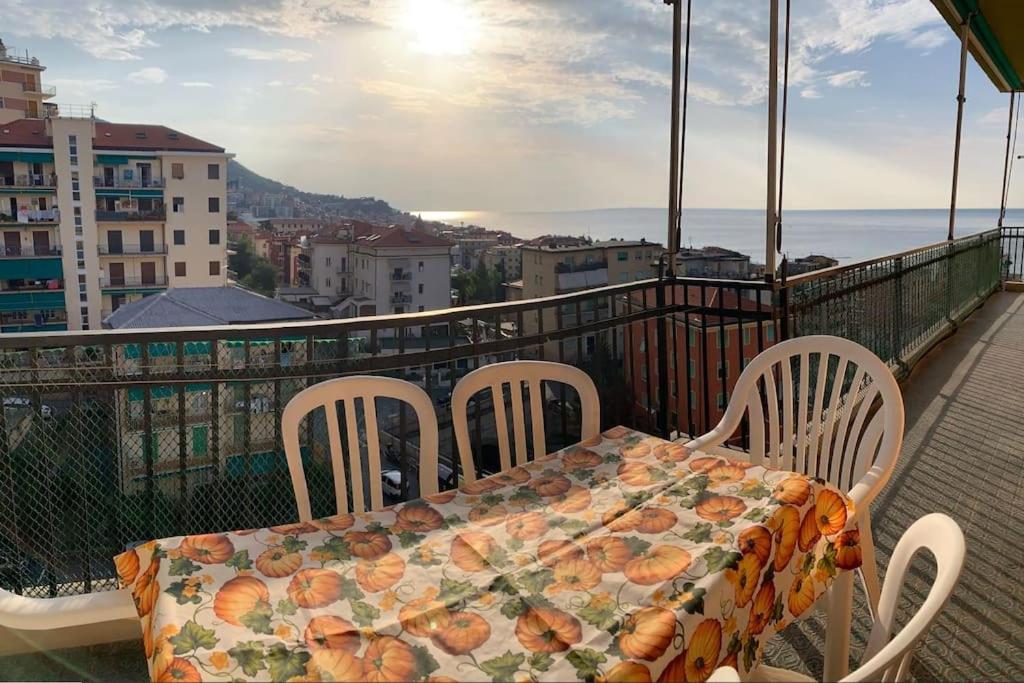 瓦拉泽Vista mare con ogni comfort的海景阳台上的桌椅