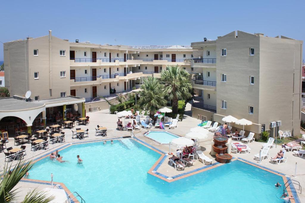 伊利索斯Sea Melody Beach Hotel Apartments的享有酒店游泳池的顶部景色
