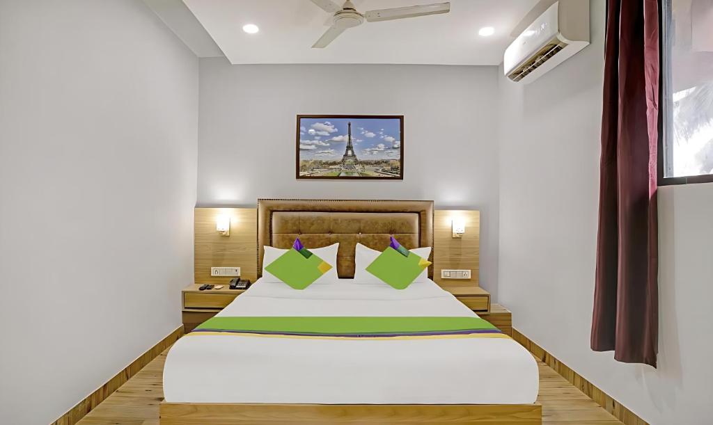 孟买ZARA GRAND HOTEL的一间卧室,卧室内配有一张大床