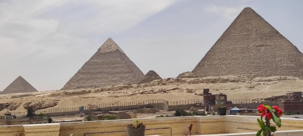 开罗Mamado PYRAMIDS VIEW的红花吉萨金字塔的景色