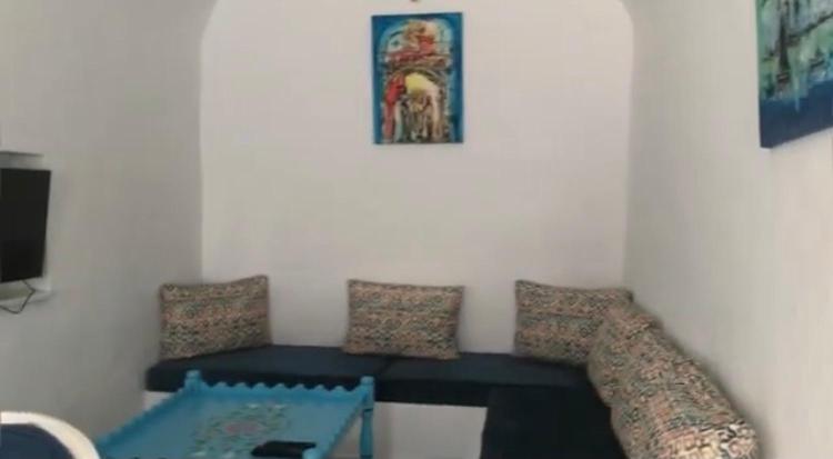 哈马马特Dar Blanche的客厅配有沙发和桌子