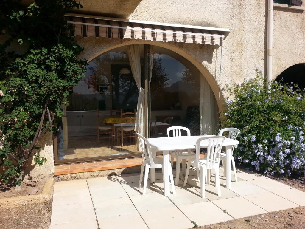卢米奥STUDIO indépendant au calme的庭院里的白色桌椅