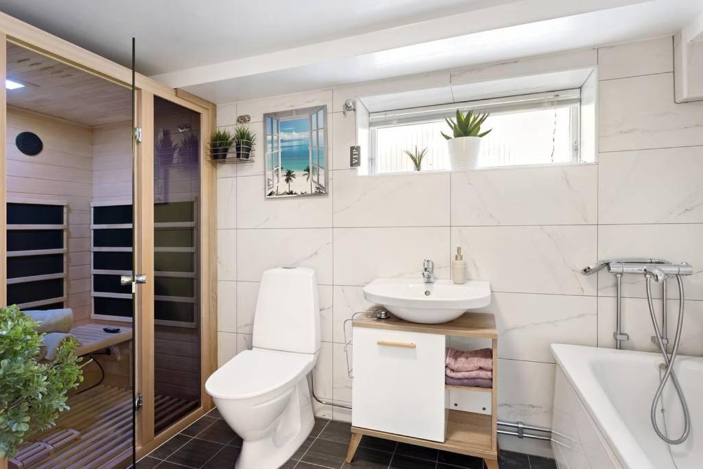 马尔默Vanni´s Bed & breakfast的浴室配有卫生间、盥洗盆和浴缸。