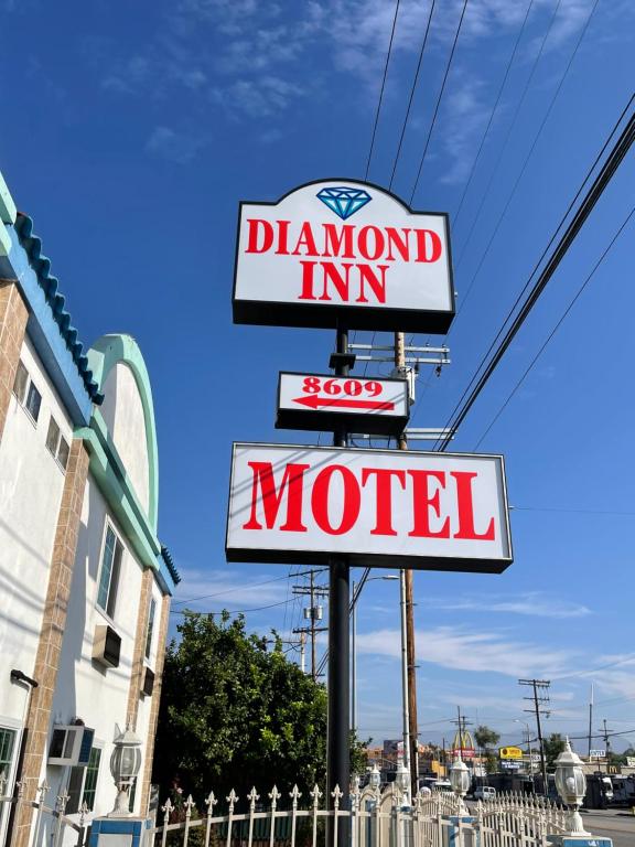 北山Diamond Inn的街道上频道旅馆标志