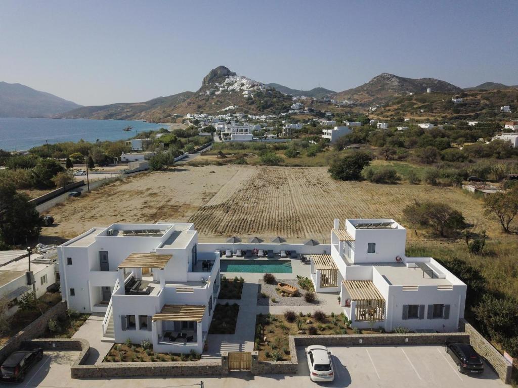 斯基罗斯岛Kotinos Luxury Suites的享有海滩别墅的空中景致