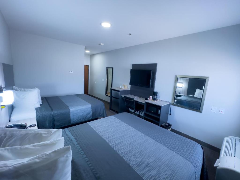 Madill马迪尔美国酒店的酒店客房设有两张床和电视。