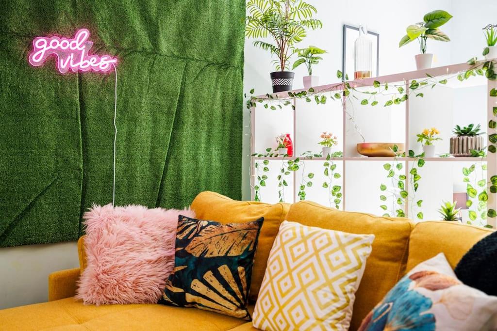 伦敦Colourful and Cozy in vibrant New Cross area的客厅配有带绿帘的沙发