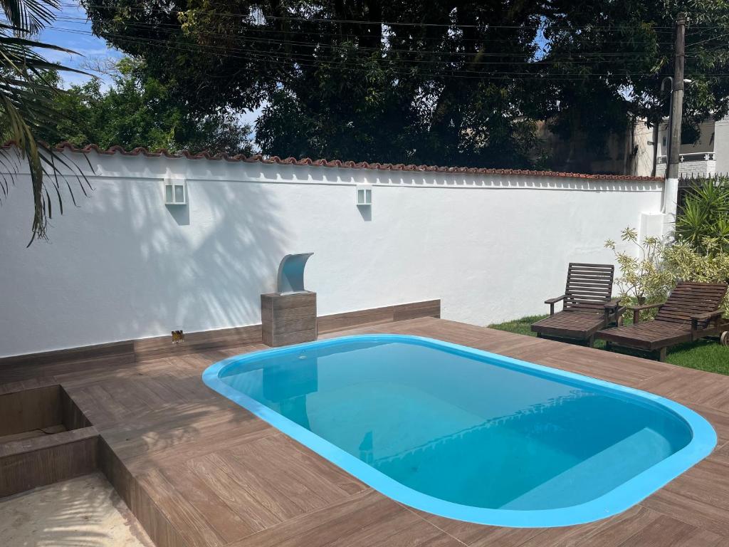 曼加拉蒂巴Casa em mangaratiba的后院的游泳池,设有木甲板