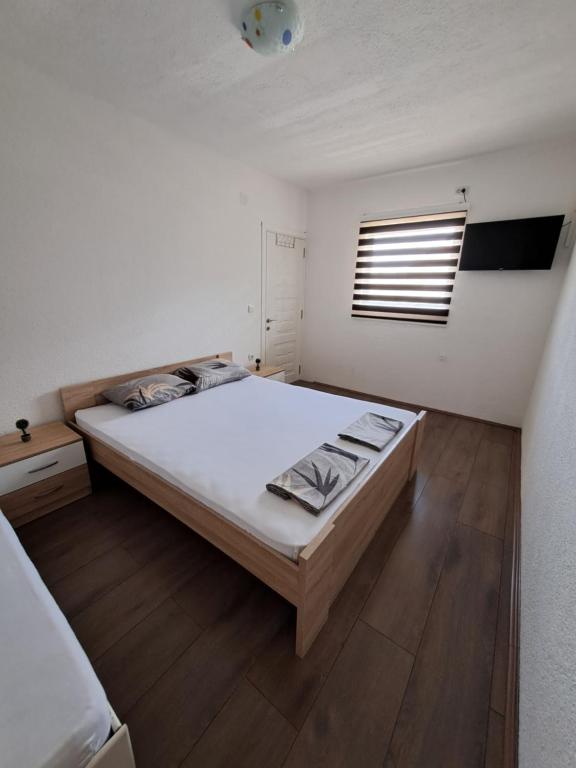 诺弗多伊兰Lazarov Apartments的白色的卧室设有一张大床和一个窗户