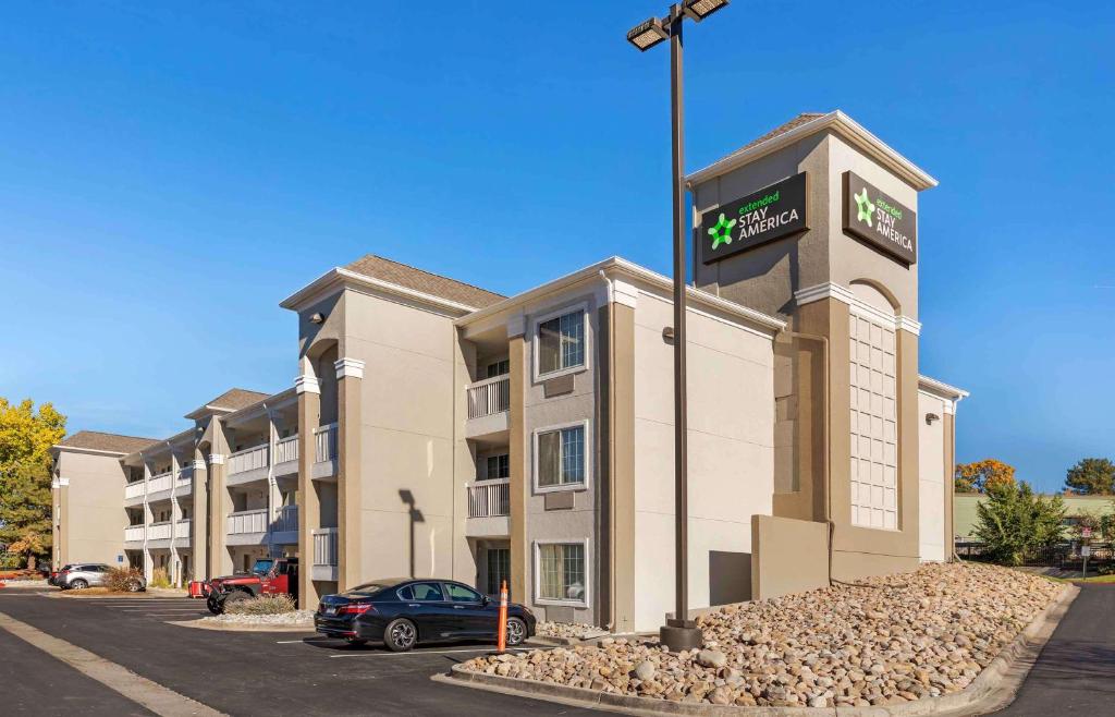 丹佛Extended Stay America Select Suites - Denver - Cherry Creek的前面有停车位的建筑