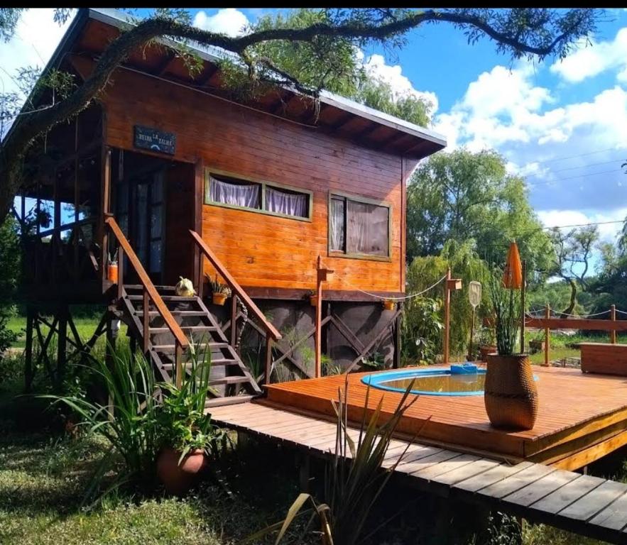蒂格雷Krasia May的一座小房子,设有甲板和游泳池
