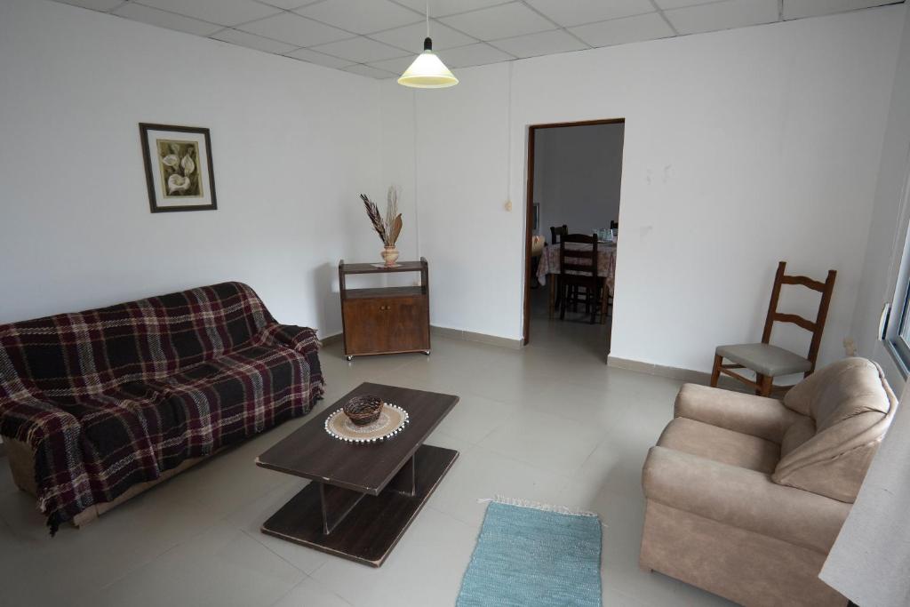 米纳斯Casa amueblada en centro de Minas, Lavalleja的客厅配有沙发和桌子