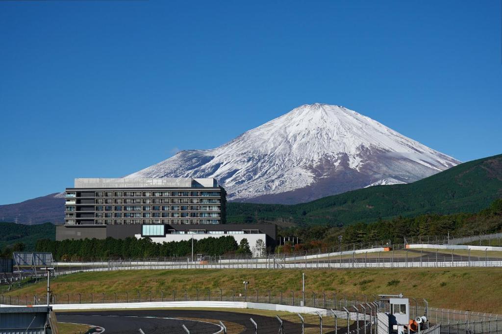 OyamaFuji Speedway Hotel - The Unbound Collection by Hyatt的一座建筑物前的雪覆盖的山