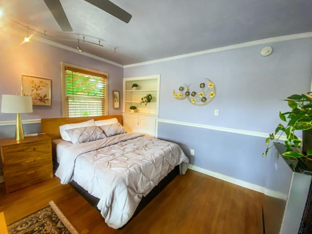 萨克拉门托Private House in Sacramento. Only 2mins to Freeway!的一间卧室设有一张床和蓝色的墙壁