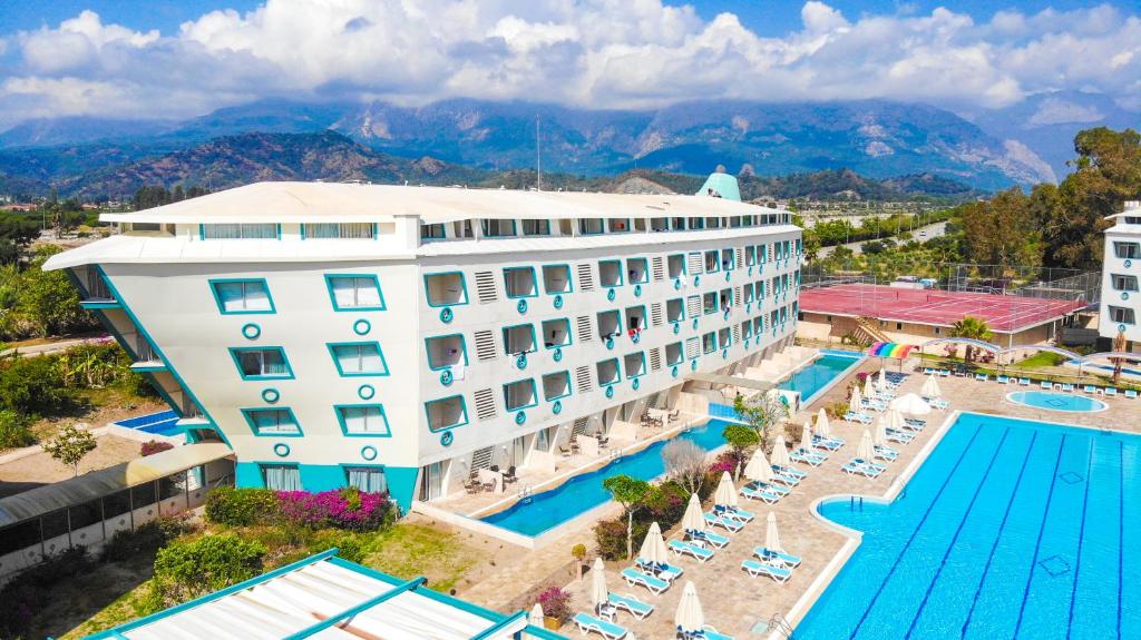 凯麦尔Daima Biz Hotel - Dolusu Aquapark Access的享有酒店空中美景,设有游泳池