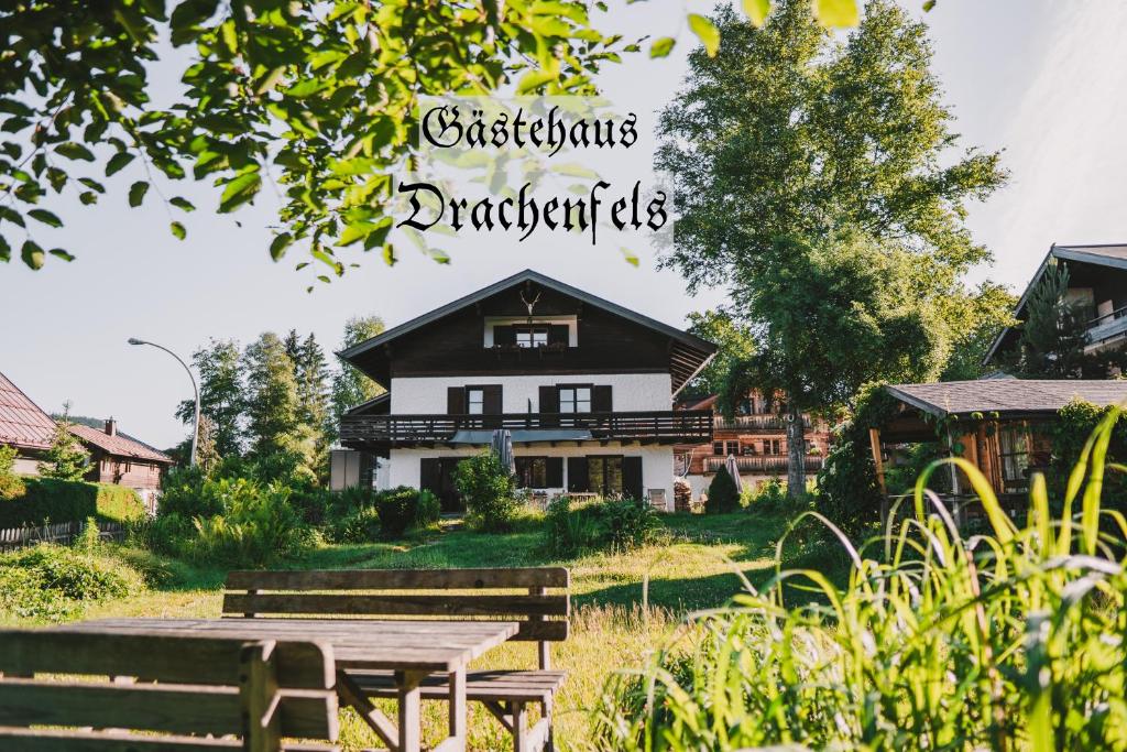 奥伯斯特多夫Drachenfels的前面有一张野餐桌的房子
