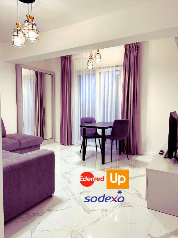 苏恰瓦Luxury Apartments and Studios Boulevard G Enescu Suceava的客厅配有桌子和沙发