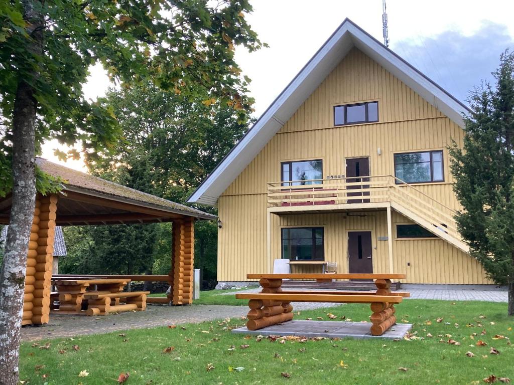 VanamõisaPähklimäe Laagrikeskus的前面有一张野餐桌的房子