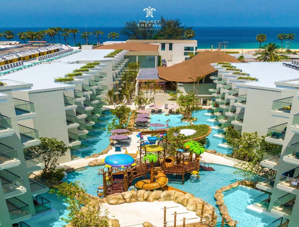 卡伦海滩Phuket Emerald Beach Resort的享有带水上公园的度假村的空中景致