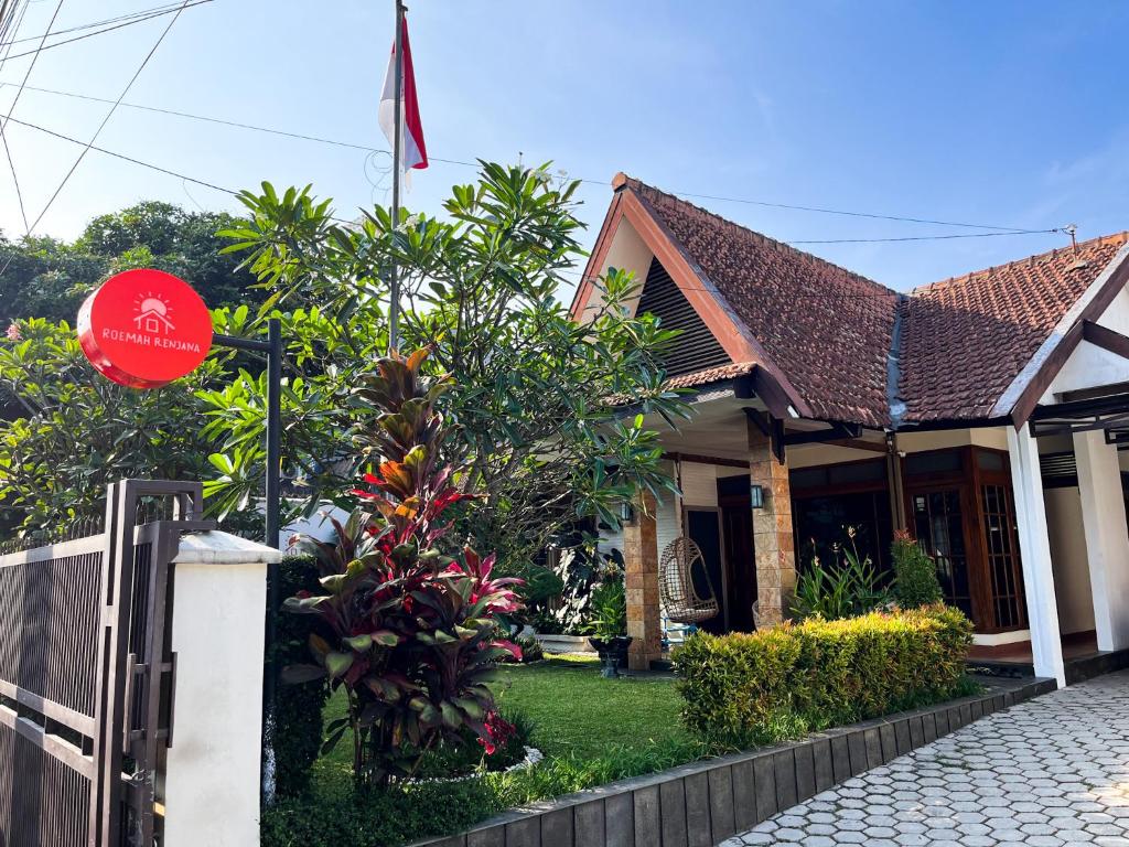 万隆Roemah Renjana Bandung的前面有标志的房子